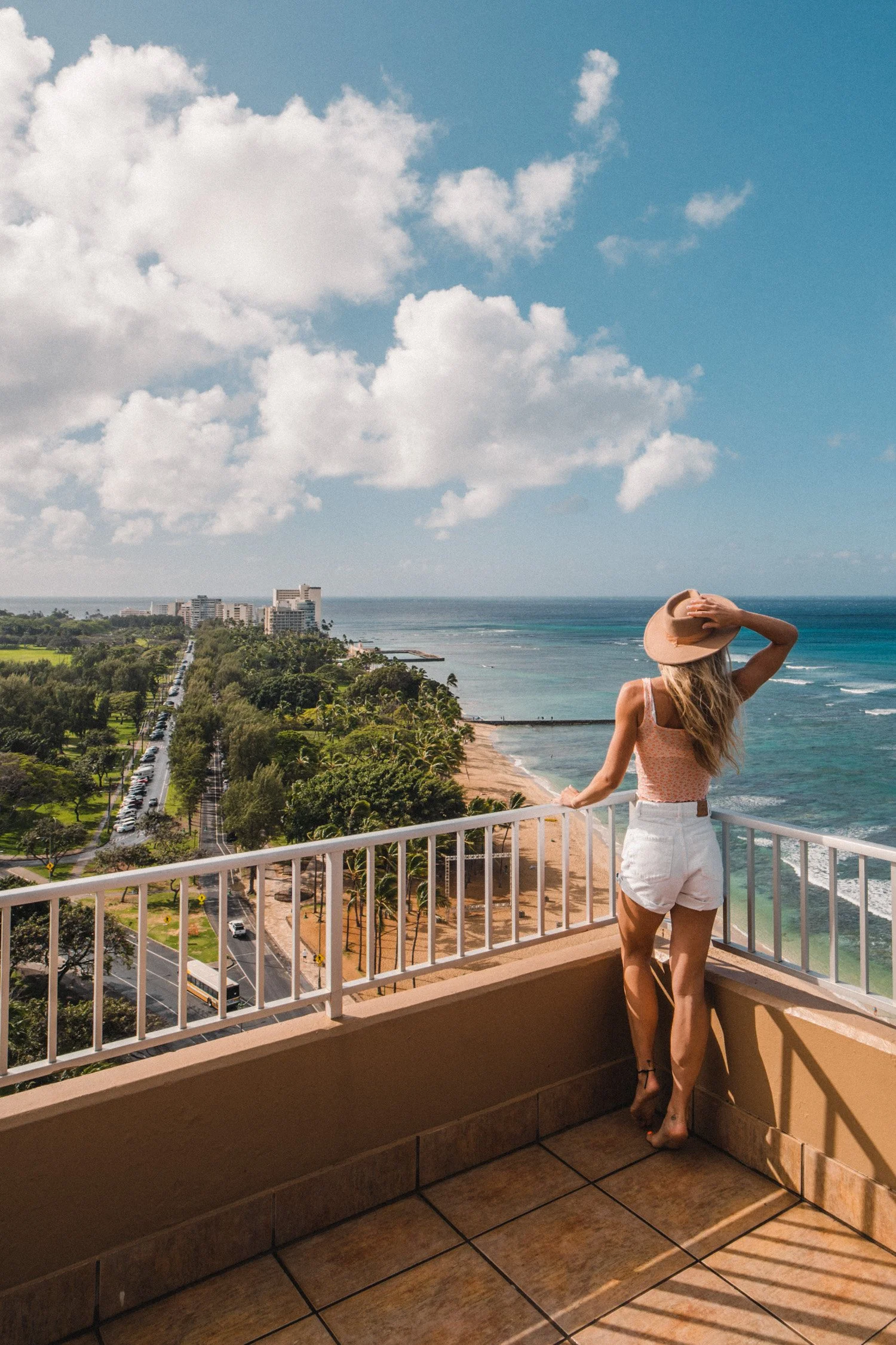 THE TWIN FIN HOTEL - A BUDGET FRIENDLY BEACH HOTEL IN WAIKIKI